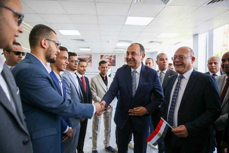 وزير قطاع الأعمال العام في زيارة ميدانية لشركة النصر للسيارات.. صور