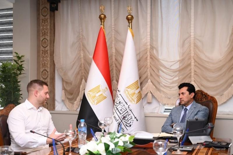 وزير الشباب والرياضة يبحث مع مسؤولي شركة ألمانية سُبل تسويق المعسكرات الرياضية بمدينة شرم الشيخ
