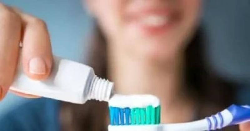 تنظيف الأسنان بالفرشاة قبل النوم قد يساعدك على إنقاص الوزن