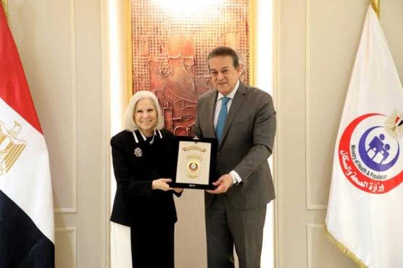 وزير الصحة يُكرم السفيرة هيفاء ابو غزالة تقديرًا لجهودها خلال فترة ولايتها