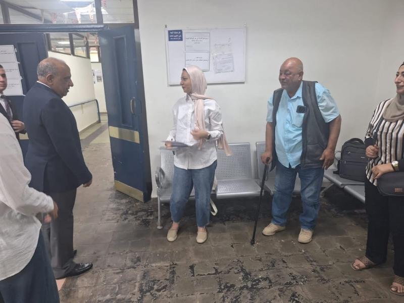 وزير الكهرباء والطاقة المتجددة يتفقد مستشفى الكهرباء بمنطقة ألماظة ويجري حوارات مع العاملين والمرضى