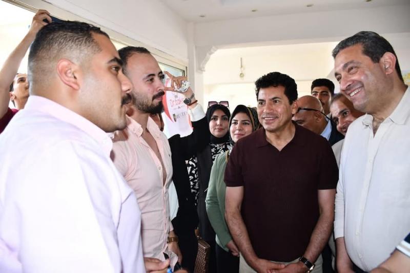 وزير الشباب والرياضة ومحافظ دمياط يتفقدان ملتقى التوظيف وورش مشروعي ”مشواري” و”علّمني حرفة” ونادي البحث عن وظيفه بنادي المستقبل بدمياط الجديدة