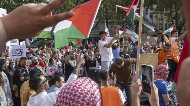 مظاهرات حاشدة في إيران تطالب بالرد على إسرائيل والثأر لدماء القادة