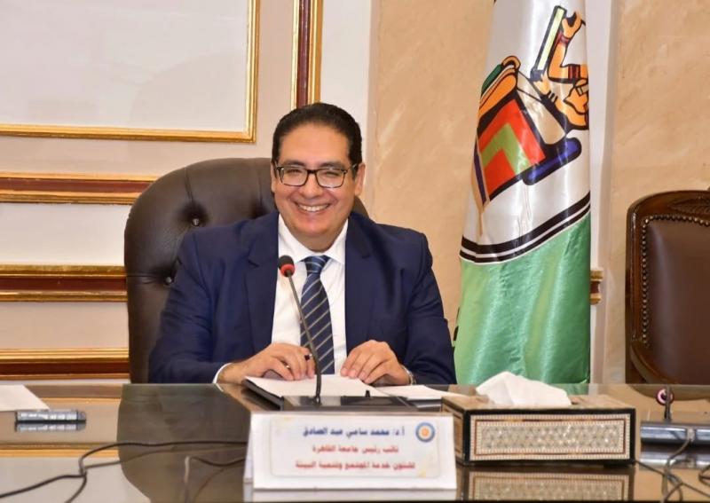 رئيس جامعة القاهرة يهنئ عميدة كلية الإعلام الأسبق بجائزة ”أطوار بهجت” للصحافة كأفضل إعلامية عربية