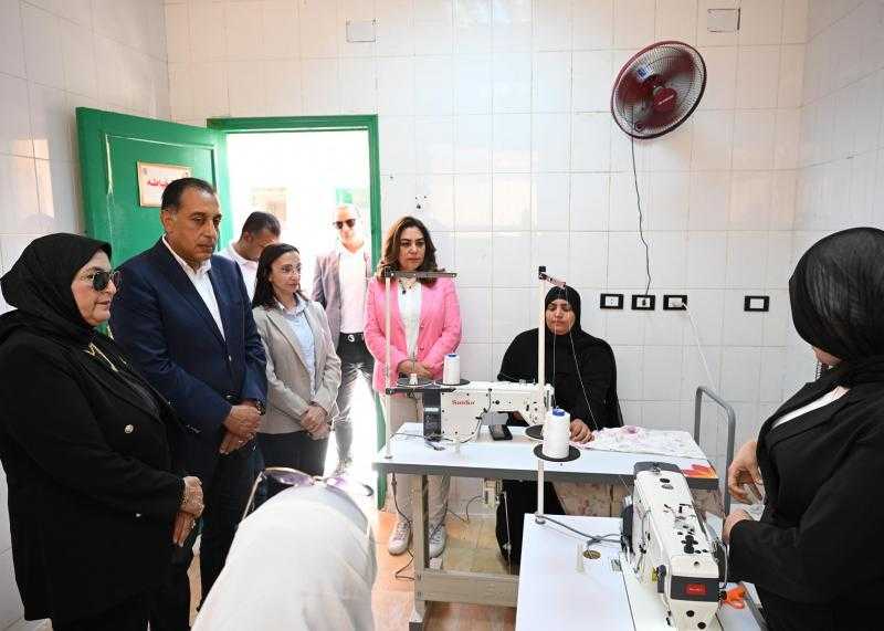 رئيس الوزراء يتفقد قافلة خدمية لمواطني قرية ”زاوية صقر” بمركز أبو المطامير