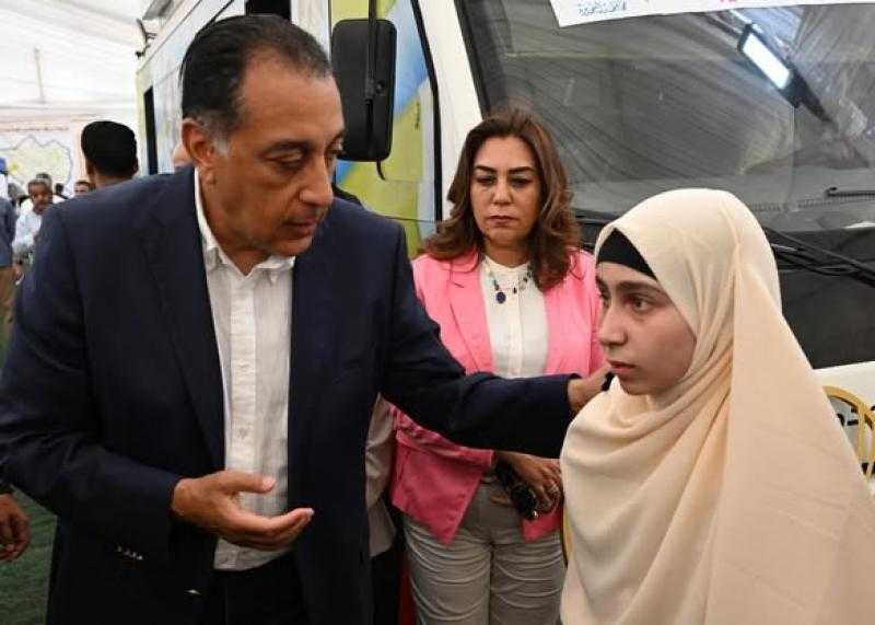 مواطن لـ”مدبولي”: ”بنتى اتعمت بعد ما ضربها طفل على راسها وهما بيلعبوا.. ومدبولى: هنعمل اللازم حالا”