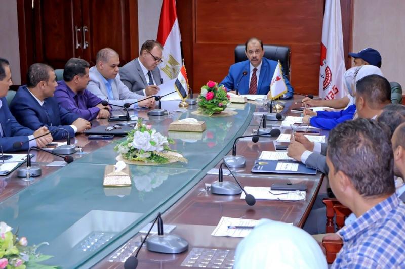 محافظ سوهاج يبحث تشغيل الأسواق الحضرية واستغلالها لاستيعاب الباعة الجائلين
