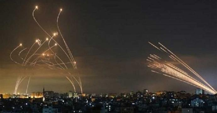 إيران تستهدف إسرائيل بصواريخ تسقط على حيفا وتدمر مبان في تل أبيب