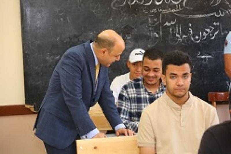 محافظ كفرالشيخ يطمئن على سير امتحانات الثانوية بلجنة مدرسة شهيد السلام الثانوية للبنين