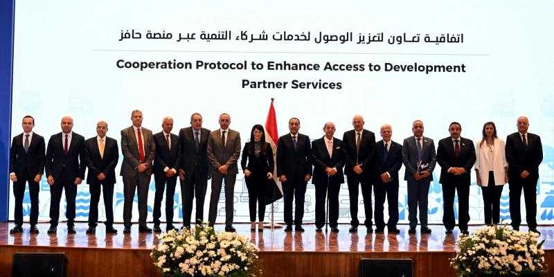 رئيس الوزراء يشهد توقيع عدة اتفاقيات بين الحكومة وشركاء التنمية والقطاع الخاص