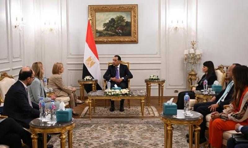 رئيس الوزراء يلتقى نائب رئيس بنك الاستثمار الأوروبى والوفد المرافق لها