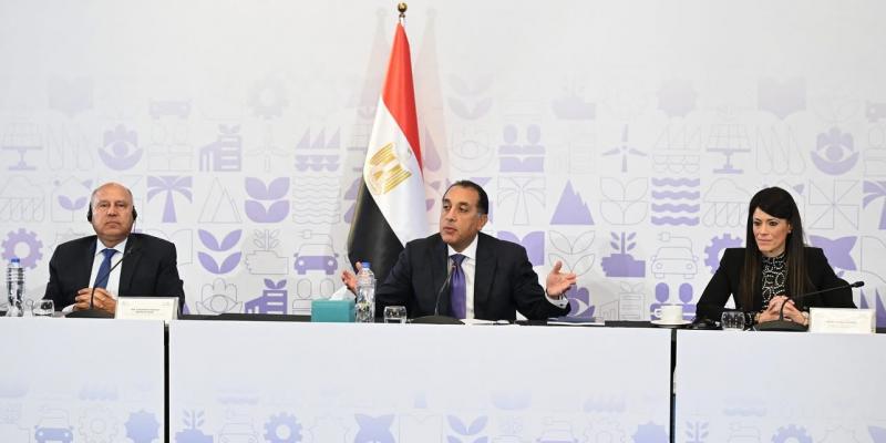رئيس الوزراء يترأس مائدة مستديرة بعنوان ”الإصلاحات الهيكلية لتعزيز تنافسية القطاع الخاص”