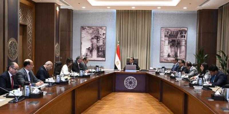 رئيس الوزراء يتابع تنفيذ برنامج الطروحات الحكومية في قطاعي البترول والأعمال العام