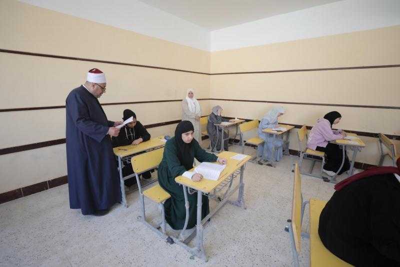 رئيس ”المعاهد الأزهرية” يتفقّد لجنة امتحانات طلاب فلسطين ويحثّهم على الاجتهاد