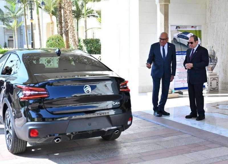 الرئيس السيسي يتفقد عددا من سيارات طراز ”سيتروين” المصنعة محليًا.. فيديو وصور