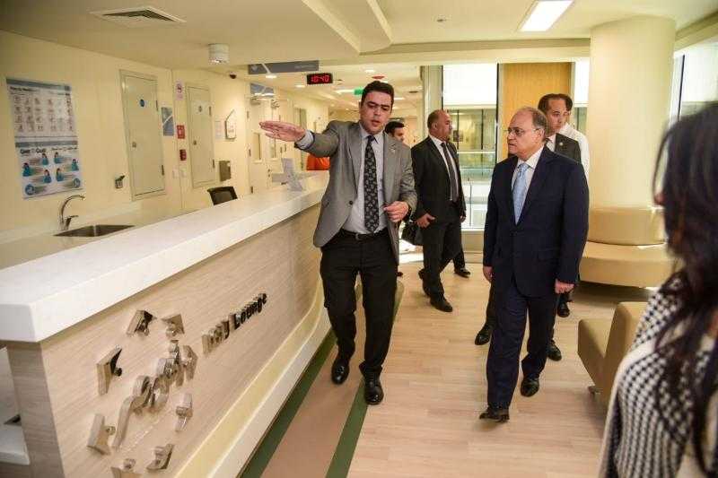 رئيس هيئة الدواء المصرية يزور مستشفى أهل مصر للحروق