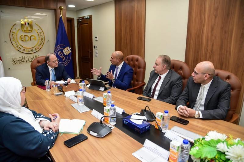 بهدف تعزيز أوجه التعاون في مجالات توطين صناعة الدواء.. رئيس هيئة الدواء يستقبل وفد شركة استرازينيكا