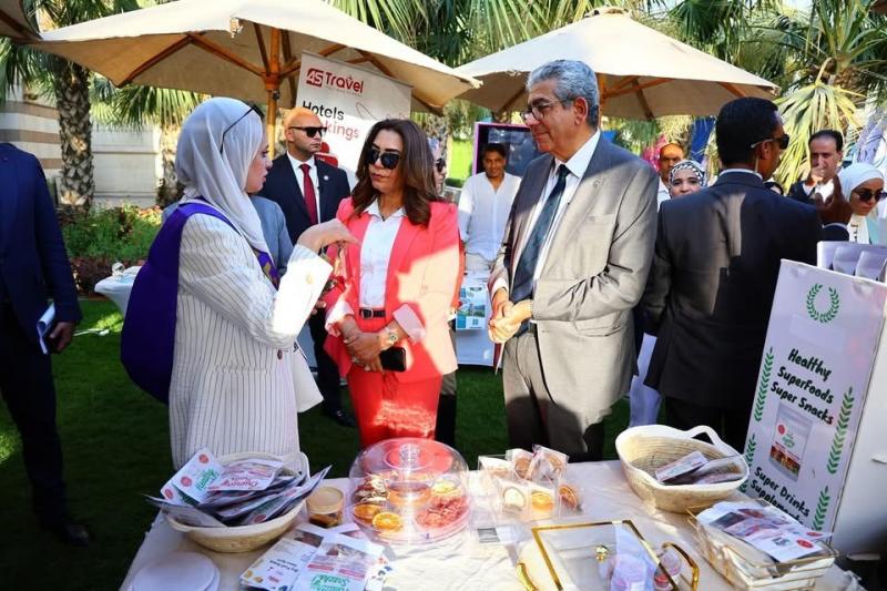 وزيرة التنمية المحلية وعميد كلية التعليم المستمر بالجامعة الأمريكية يتفقدان معرض ”أيادي مصر”