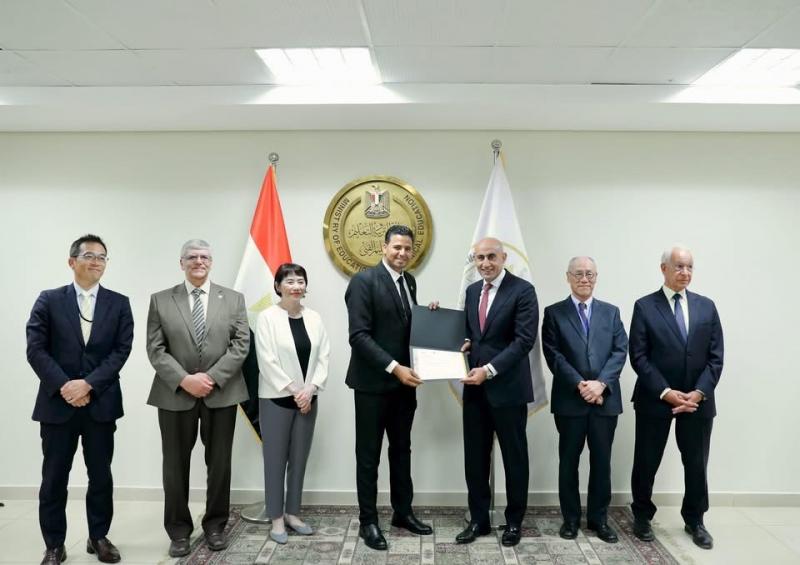 وزير التربية والتعليم والنائب الأول لرئيس هيئة التعاون الدولي اليابانية ”جايكا” يكرمان الدفعة الرابعة من مدربي أنشطة التوكاتسو