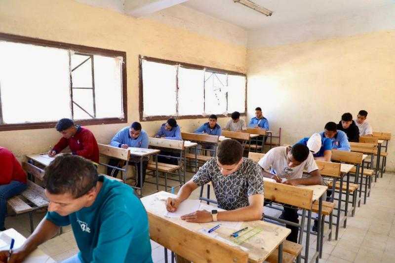 بدء امتحان اللغة الثانية في الثانوية العامة وتشغيل كاميرات المراقبة في اللجان بعد تفتيش جميع الطلاب