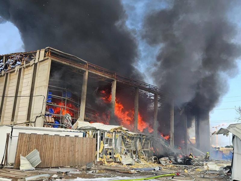 إسرائيل تحترق.. حريق كبير فى مستودع وموقف حافلات وسط تل أبيب جراء سقوط صاروخ إيرانى (فيديو)