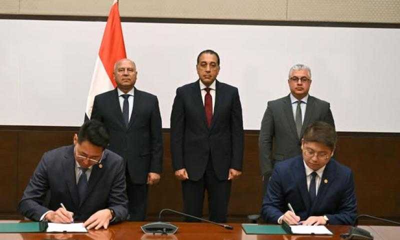 باستثمارات 200 مليون دولار.. توقيع عقد مشروع إقامة مجمع صناعي لإنتاج مستلزمات الطاقة الشمسية بالسخنة