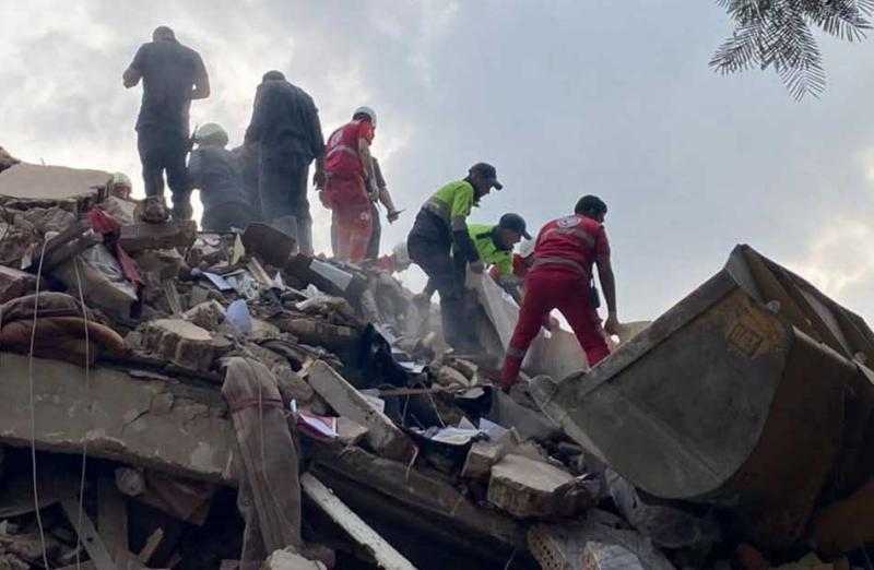 انتشال جثة خامسة من أسفل ركام المنزل المنهار فى السيدة زينب