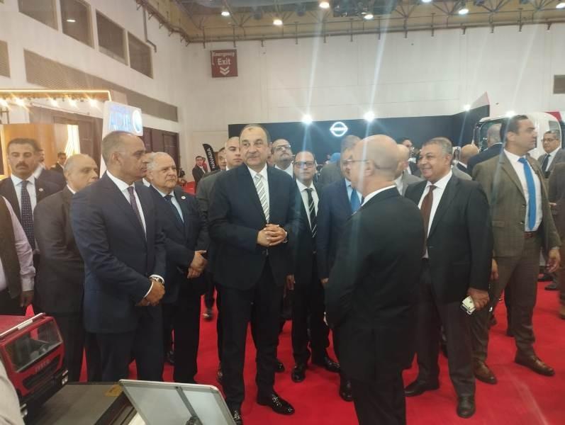 وزير قطاع الأعمال يعلن من معرض الأهرام للنقل عن منتج جديد للنصر للسيارات