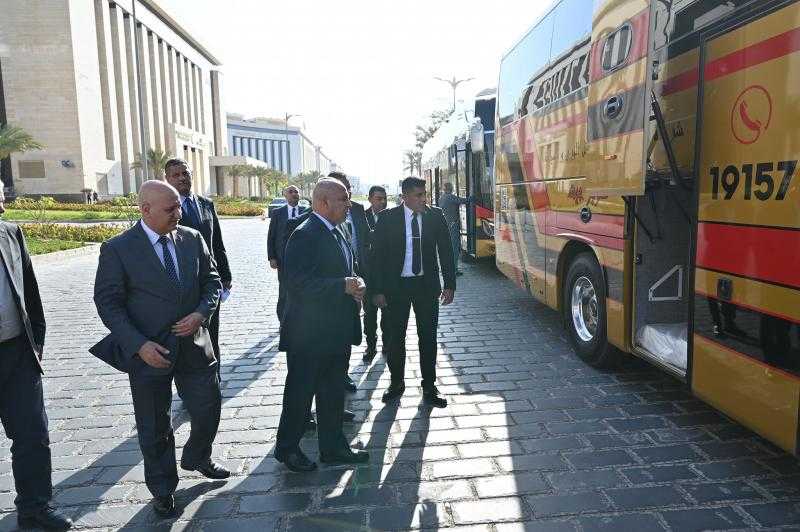 مكون محلي يصل إلى 60%.. وزير الصناعة يتفقد 20 أتوبيس جديد لصالح شركة سوبر جيت
