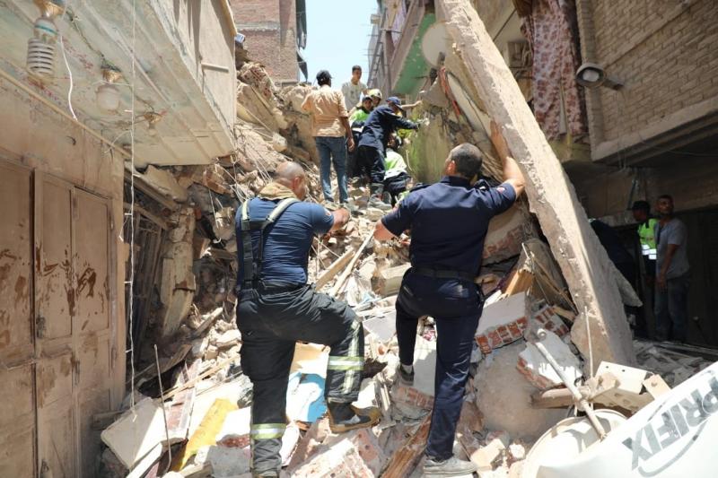 انتشال 13 ناجيا في حادث انهيار عقاري حدائق القبة وحالتا وفاة حتى الآن