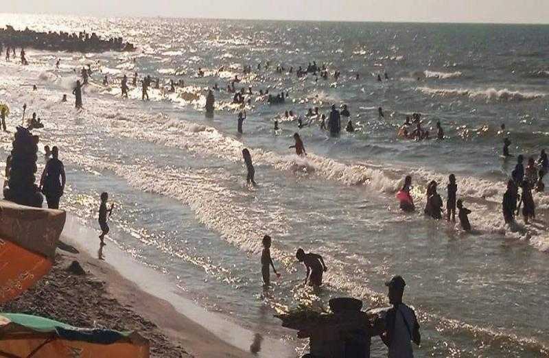 إقبال كثيف على شواطئ مصيف بلطيم.. تفاصيل