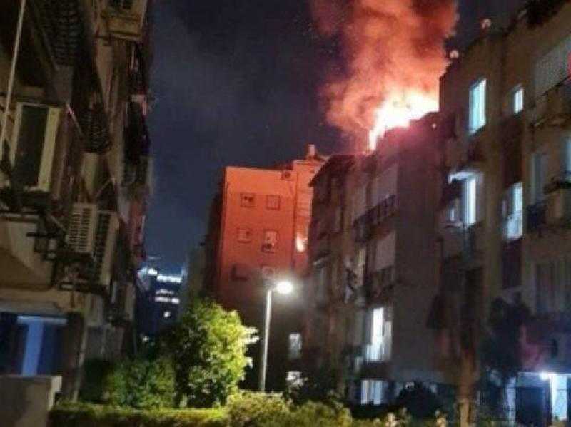 اندلاع حريق في مبنى بوسط إسرائيل جراء القصف الإيراني