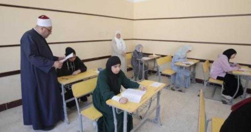 اليوم.. طلاب القسم العلمى بالثانوية الأزهرية يؤدون امتحان مادة الكيمياء
