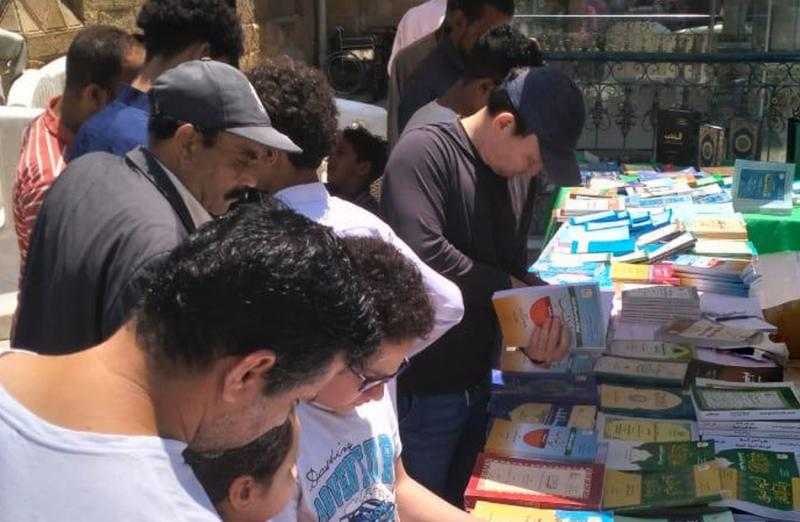 إقبال كبير على معرض إصدارات ”الأعلى للشئون الإسلامية” بمسجد السيدة زينب | صور