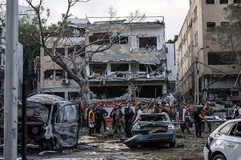 إيران تطلق دفعة صاروخية كثيفة تضم 40 صاروخًا باتجاه إسرائيل وسقوط بعضها في حيفا وتل أبيب