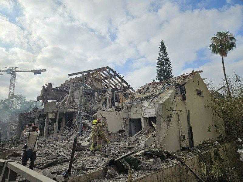 الجيش الإسرائيلي: الصواريخ الإيرانية دمرت 3 مبان في حيفا و20 شخصا عالقون تحت الأنقاض جنوب تل أبيب