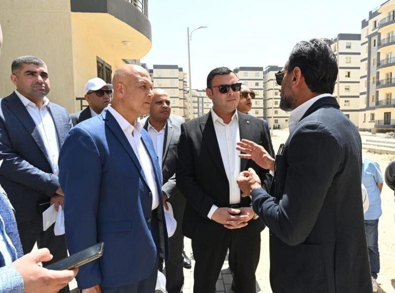 وزير الإسكان يتفقد أعمال تطوير المحاور والطرق الرئيسية ومشروعًا سكنيًا ومحطة صرف صحي بمدينة بدر