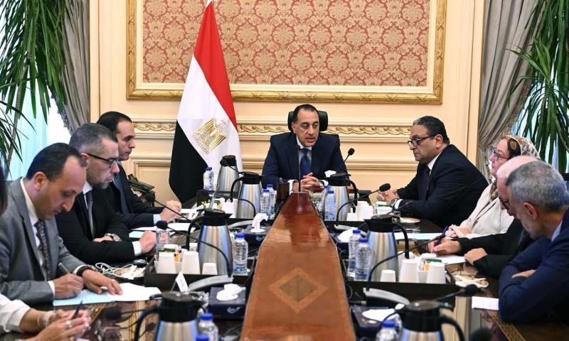 رئيس الوزراء يلتقي أعضاء اللجنة الاستشارية للاقتصاد الكلي