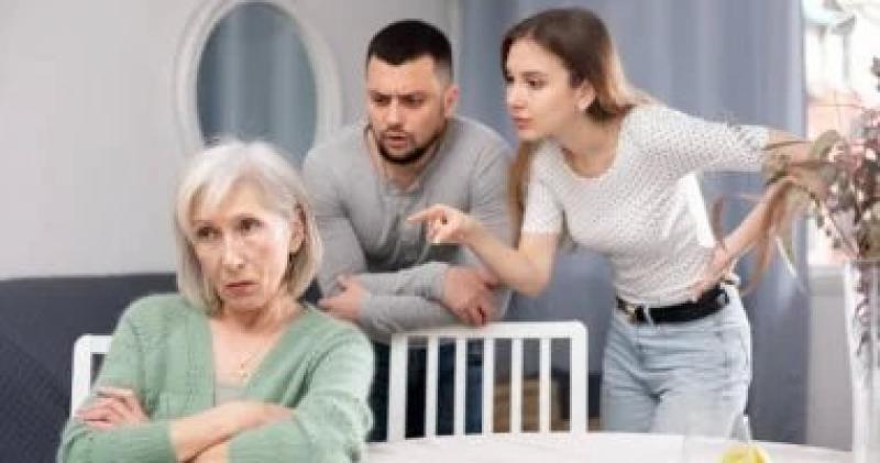 حماتي معاها مفتاح البيت وبتدخل دون استئذان.. عضو بمركز الأزهر تعلق