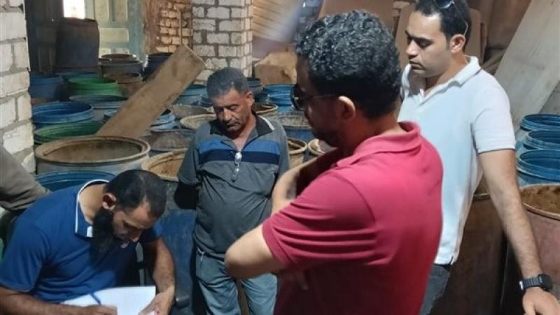 حملة مفاجئة ببني سويف تضبط 14 طن سردين فاسد وتغلق منشآت خطرة