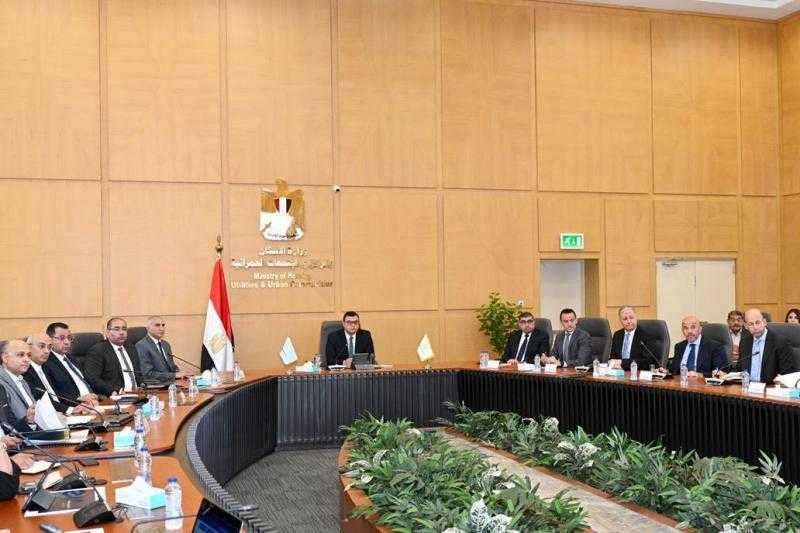 وزير الإسكان يعقد اجتماعًا لمتابعة موقف منطقة الأعمال المركزية بالعاصمة الإدارية الجديدة