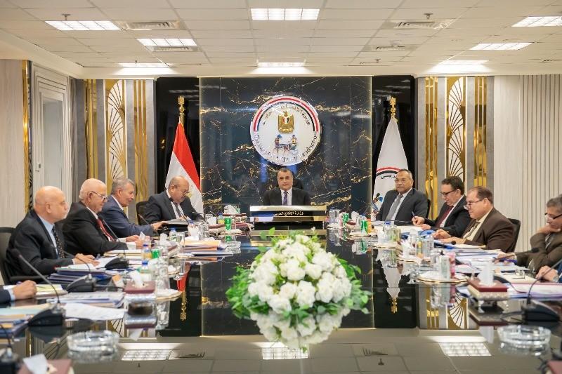 وزير الإنتاج الحربي يترأس اجتماعات لجنة تقييم واختيار القيادات العليا