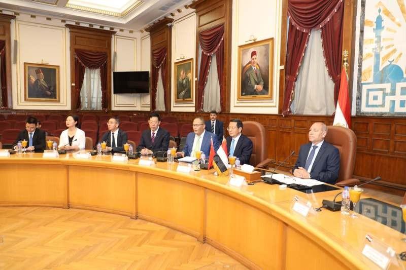 محافظ القاهرة يُناقش مع وفد مقاطعة شنشي الصينية التعاون التجاري والثقافي