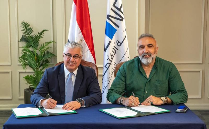 استثمارات تبلغ 20 مليون دولار.. رئيس اقتصادية قناة السويس يوقع عقد مشروع جديد مع شركة ”شيريكجي أوغلو” التركية