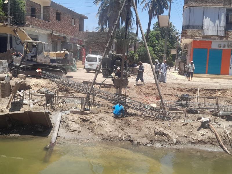 رئيس مدينة الطود بالأقصر يتفقد أعمال إحلال وتجديد كوبري السلام بقرية المريس