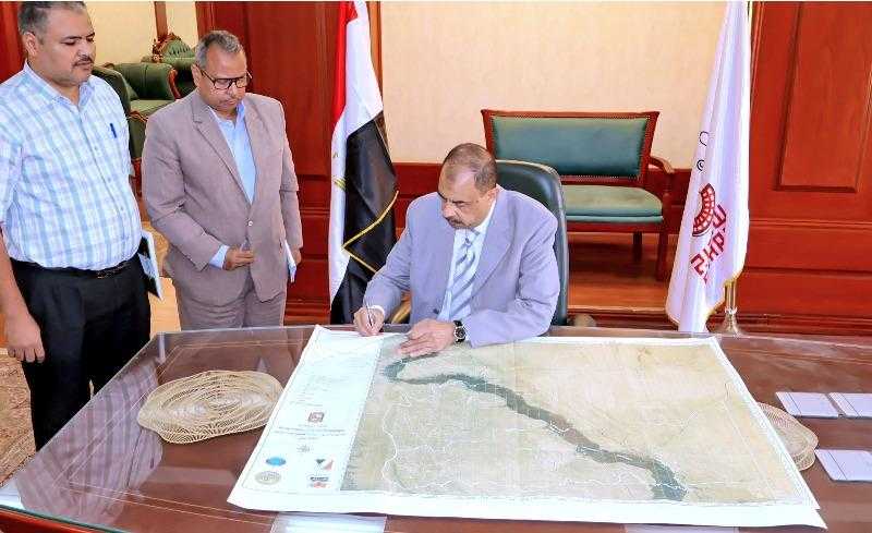 محافظ سوهاج يعتمد الحدود الإدارية الجديدة للمحافظة لجذب الاستثمارات