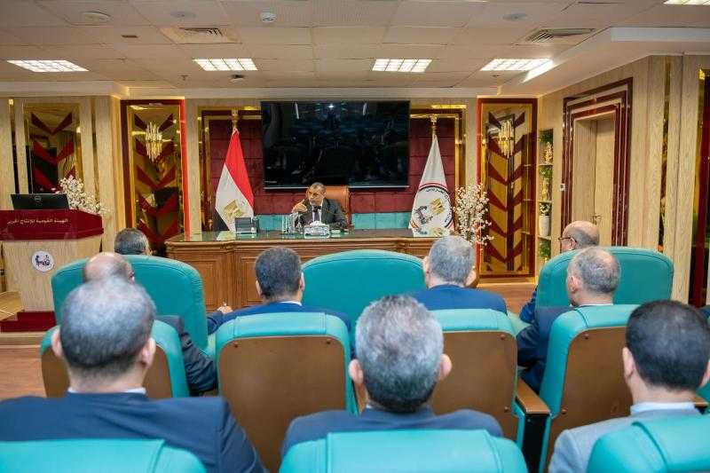 وزير لإنتاج الحربي يلتقي رؤساء البعثات الدبلوماسية والقنصلية المصرية بالخارج