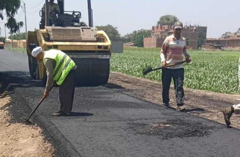 رصف طرق قريتي «كفر حانوت» و«كفر سنباط» بالغربية.. صور