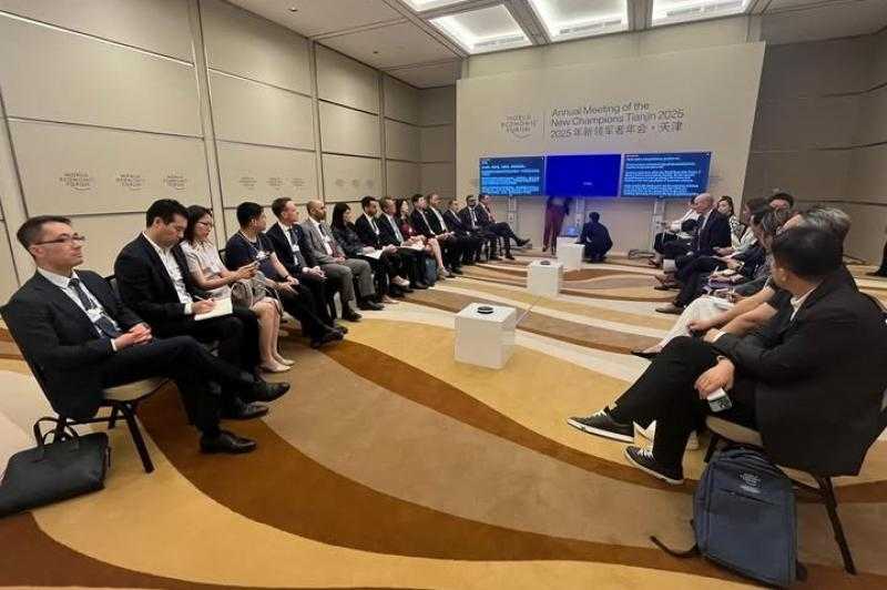 وزيرة التخطيط تلتقي ممثلي مجتمع الأعمال الصيني والمستثمرين خلال فعاليات المنتدى الاقتصادي العالمي