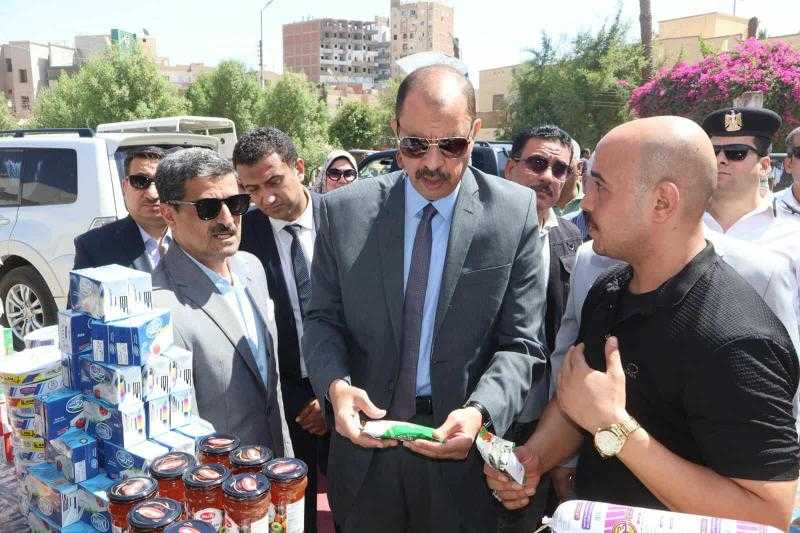 محافظ سوهاج يفتتح سوق اليوم الواحد بمدينة طهطا.. ويوجه باستمراره حتى ظهر الجمعة القادم